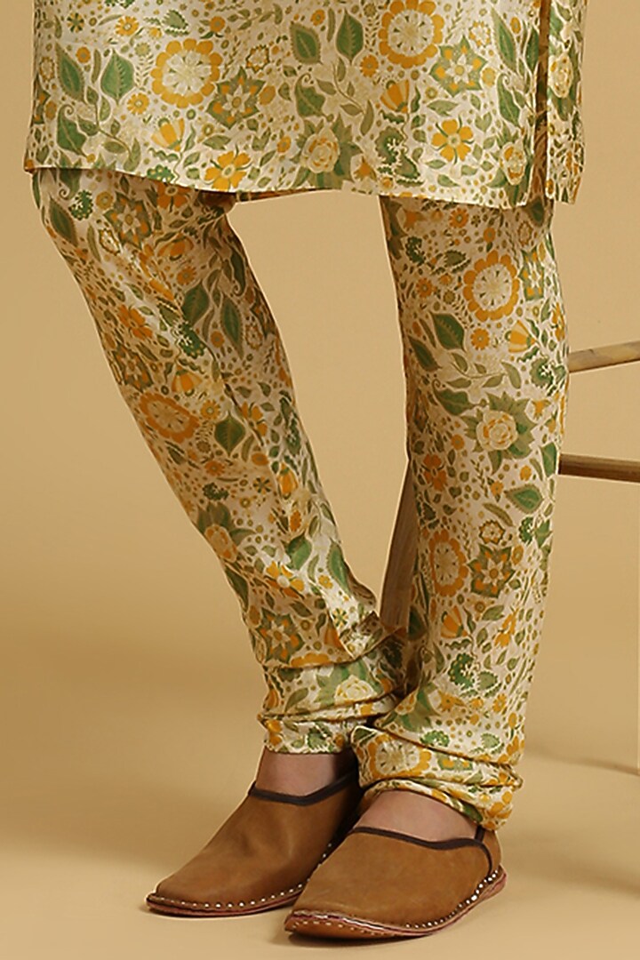 Ivory Cotton Silk Hand Embroidered Quilted Bundi Jacket Set by Ayushi Maniar Men at Pernia's Pop Up Shop
