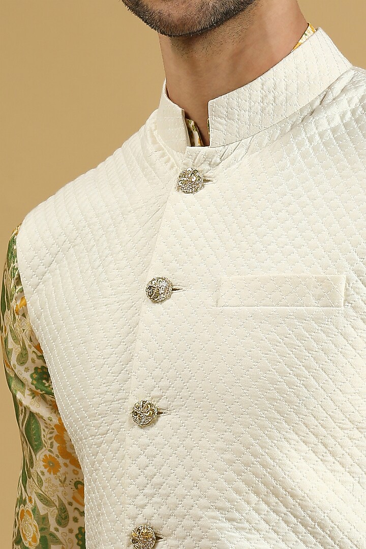 Ivory Cotton Silk Hand Embroidered Quilted Bundi Jacket Set by Ayushi Maniar Men at Pernia's Pop Up Shop