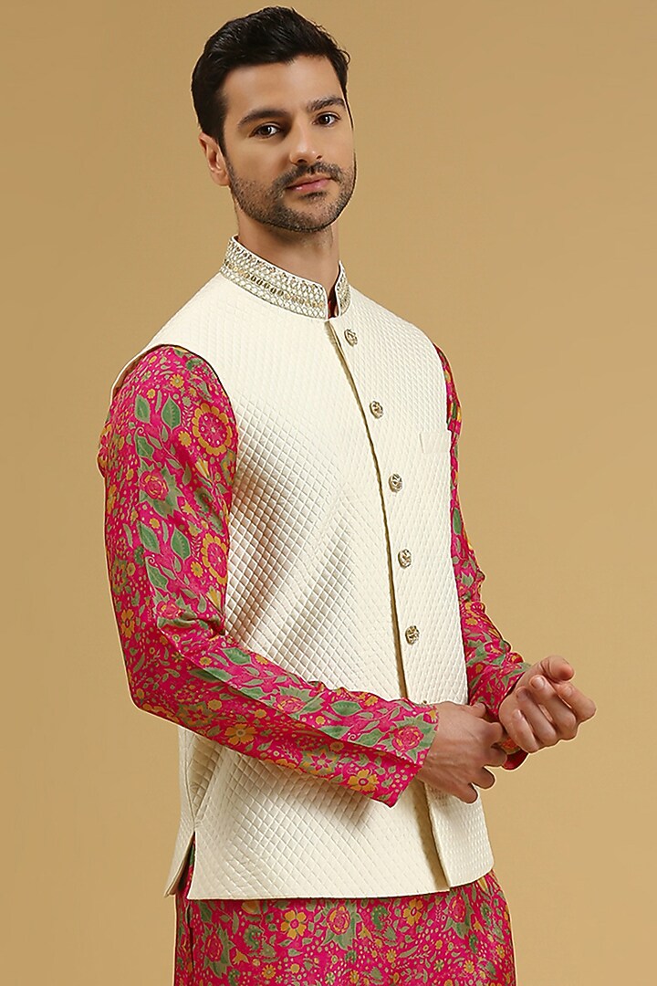 White Cotton Silk Hand Embroidered Quilted Bundi Jacket Set by Ayushi Maniar Men at Pernia's Pop Up Shop
