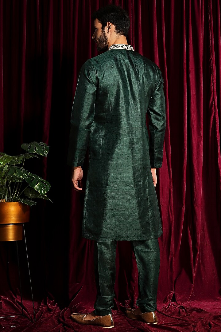 Bottle Green Cotton Silk Machine Embroidered Kurta Set by Ayushi Maniar Men at Pernia's Pop Up Shop