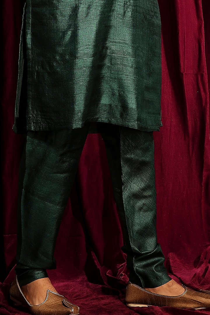 Bottle Green Cotton Silk Machine Embroidered Kurta Set by Ayushi Maniar Men at Pernia's Pop Up Shop