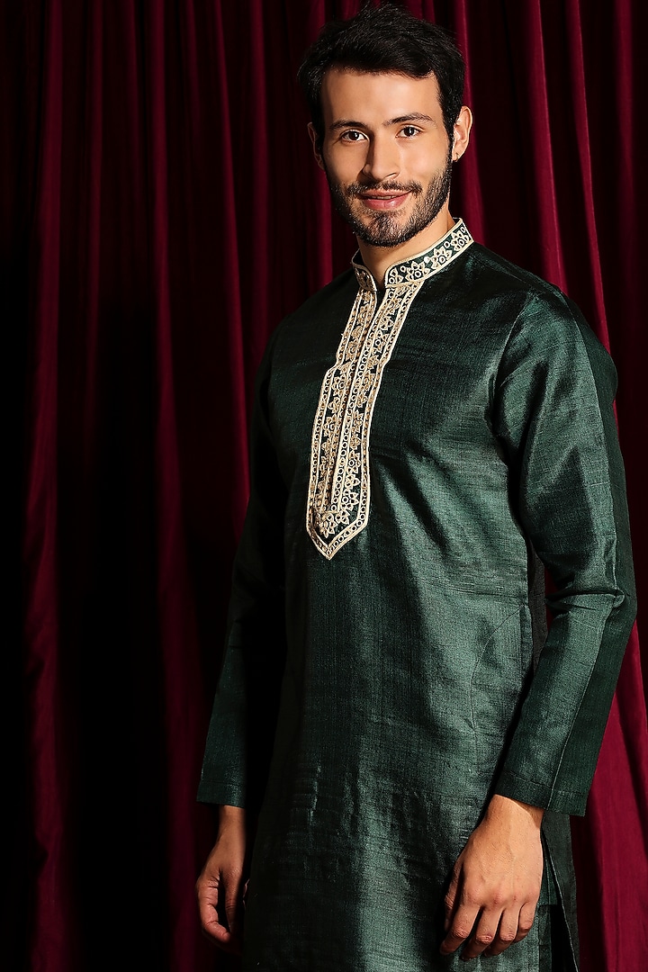 Bottle Green Cotton Silk Machine Embroidered Kurta Set by Ayushi Maniar Men at Pernia's Pop Up Shop