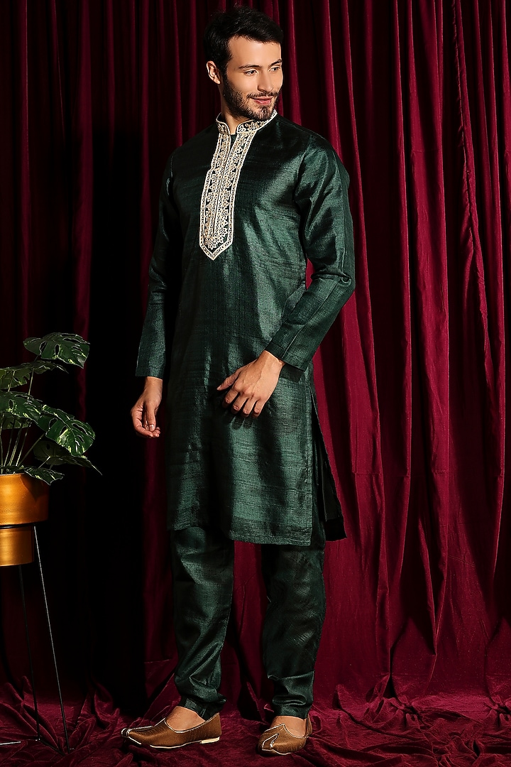Bottle Green Cotton Silk Machine Embroidered Kurta Set by Ayushi Maniar Men at Pernia's Pop Up Shop