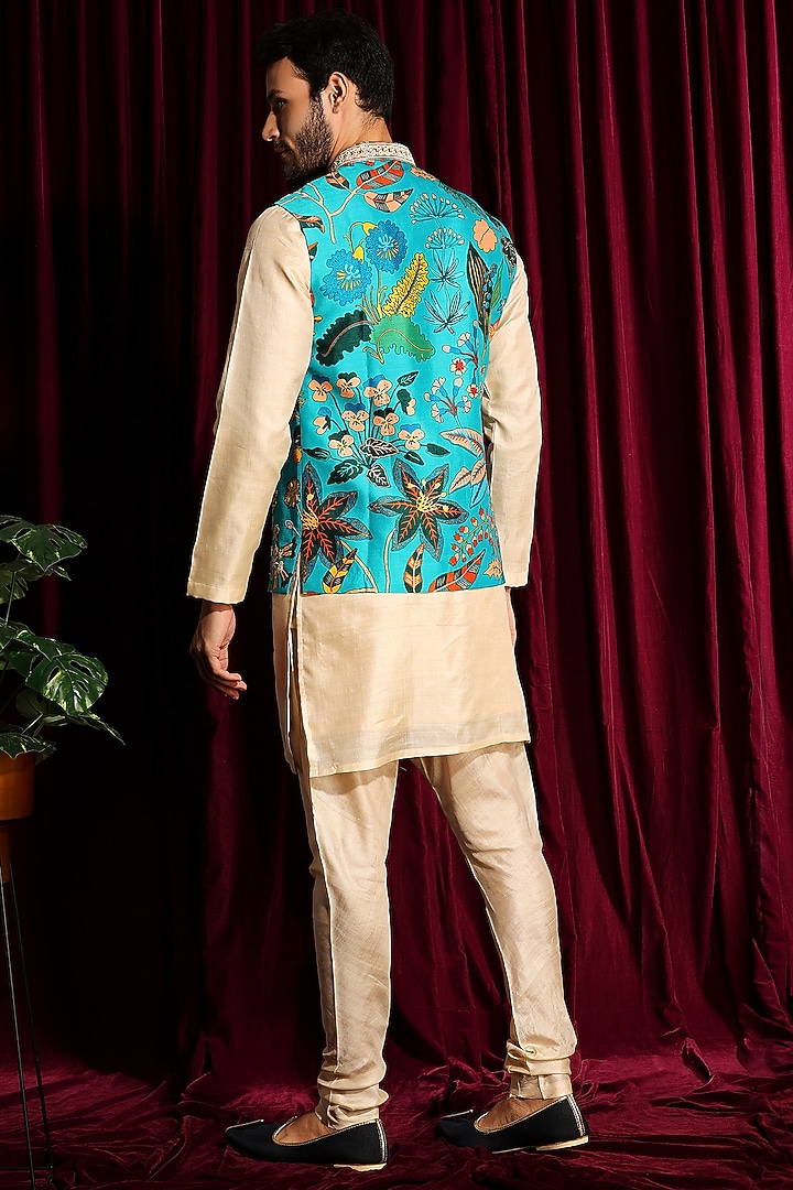 Turquoise Raw Silk Hand Embroidered Bundi Jacket by Ayushi Maniar Men at Pernia's Pop Up Shop