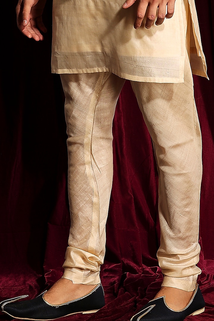 Turquoise Raw Silk Hand Embroidered Bundi Jacket by Ayushi Maniar Men at Pernia's Pop Up Shop