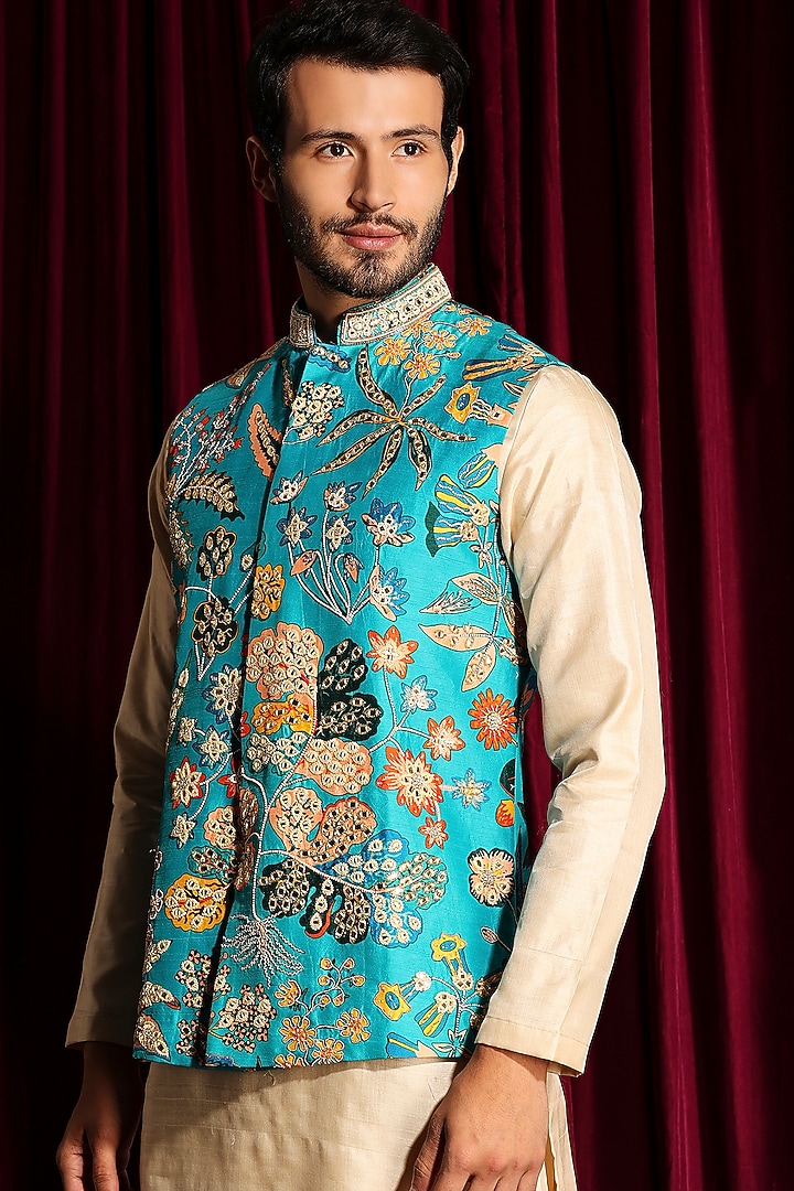 Turquoise Raw Silk Hand Embroidered Bundi Jacket by Ayushi Maniar Men at Pernia's Pop Up Shop