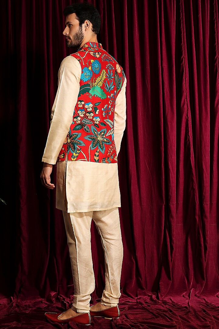 Red Raw Silk Printed Bundi Jacket Set by Ayushi Maniar Men at Pernia's Pop Up Shop