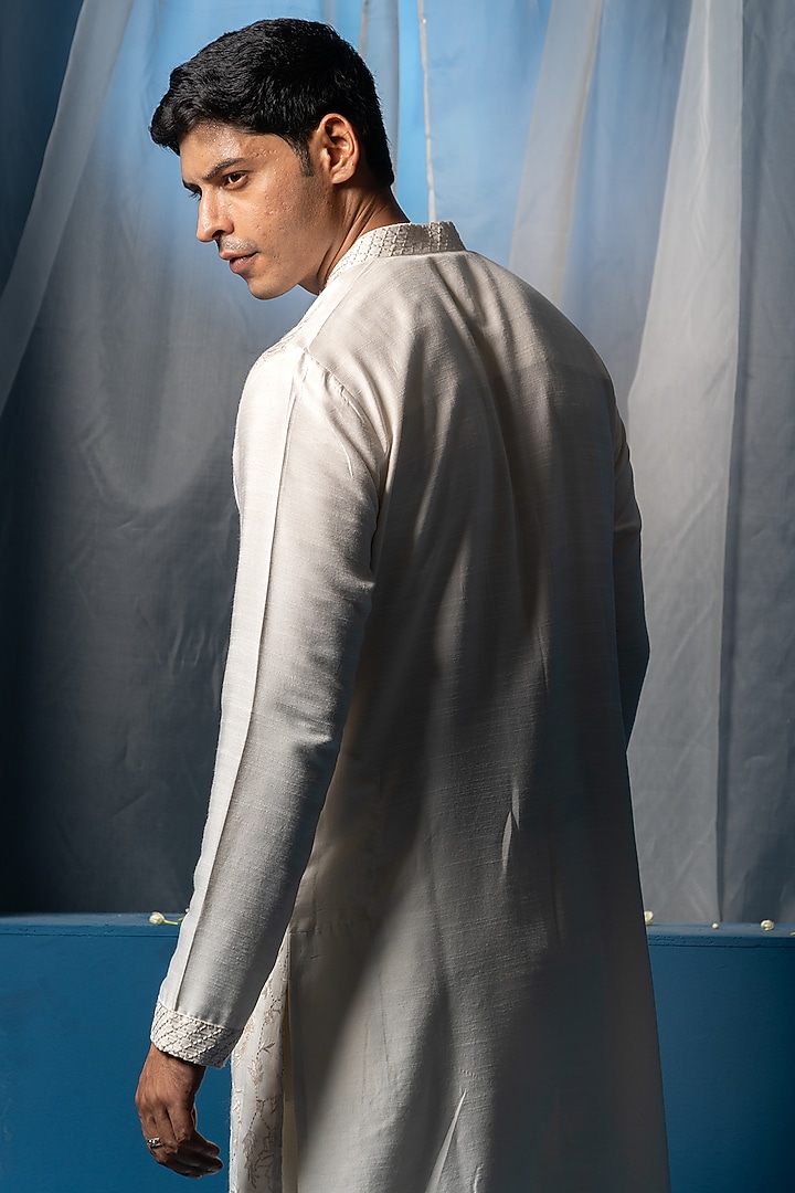 Off-White Cotton Silk Floral Jaal Embroidered Kurta With Stole by AYUSH JAIN at Pernia's Pop Up Shop