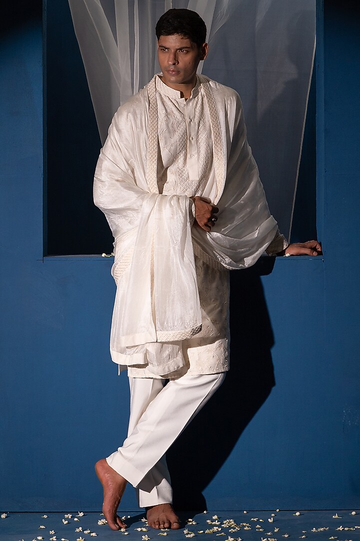 Off-White Cotton Silk Floral Jaal Embroidered Kurta With Stole by AYUSH JAIN at Pernia's Pop Up Shop
