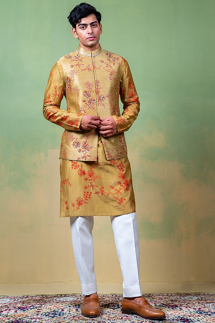 Green Raw Silk Thread Embroidered Bundi Jacket Set by AYUSH JAIN at Pernia's Pop Up Shop