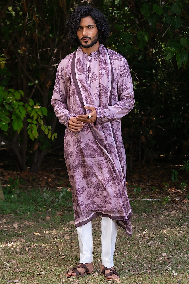 Lavender Cotton Silk Hand Painted Kurta With Stole by AYUSH JAIN