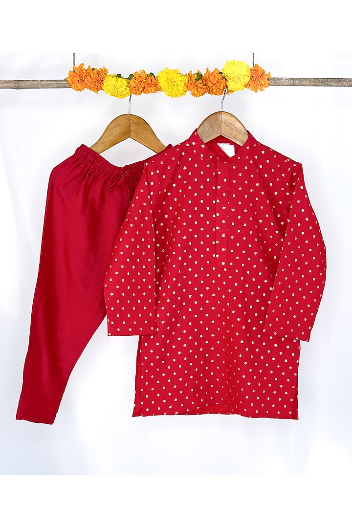 Red Chanderi Cotton Polka Dot Printed Kurta Set For Boys by Baby Wagon