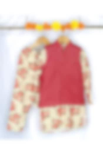 Red Cotton Chanderi Bundi Jacket Set For Boys by Baby Wagon