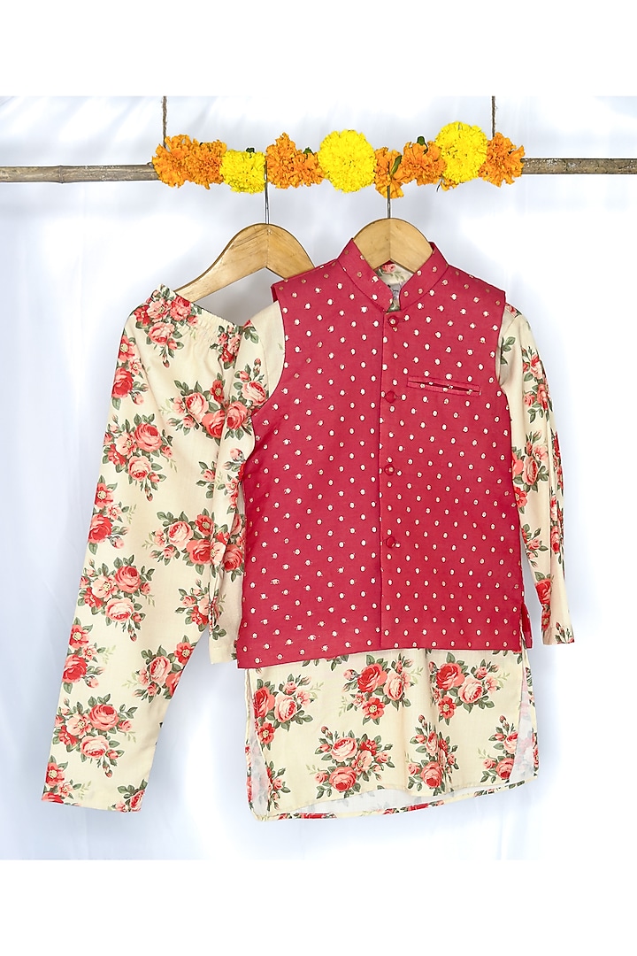 Red Cotton Chanderi Bundi Jacket Set For Boys by Baby Wagon