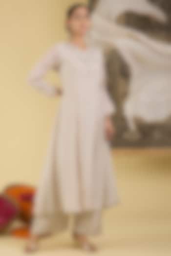 Soft Grey Mal Chanderi Floral Embroidered Kurta Set by Baidehi at Pernia's Pop Up Shop