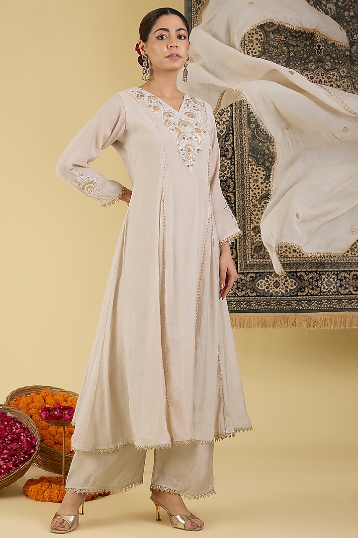 Soft Grey Mal Chanderi Floral Embroidered Kurta Set by Baidehi at Pernia's Pop Up Shop