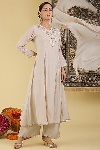 Soft Grey Mal Chanderi Floral Embroidered Kurta Set by Baidehi