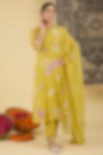 Lemon Yellow Mal Chanderi Floral Embroidered Kurta Set by Baidehi at Pernia's Pop Up Shop