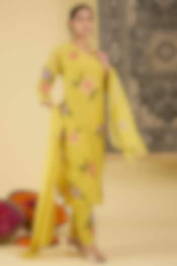 Lemon Yellow Mal Chanderi Floral Embroidered Kurta Set by Baidehi at Pernia's Pop Up Shop
