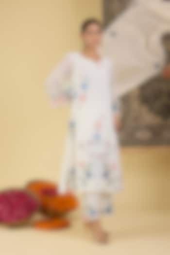 Soft Ivory Mal Chanderi Floral Embroidered Kurta Set by Baidehi at Pernia's Pop Up Shop