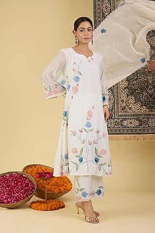 Soft Ivory Mal Chanderi Floral Embroidered Kurta Set by Baidehi