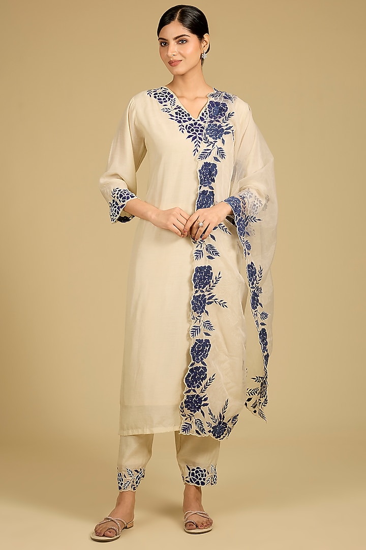 Off-White Cotton Chanderi Floral Applique Work Kurta Set by Baidehi at Pernia's Pop Up Shop