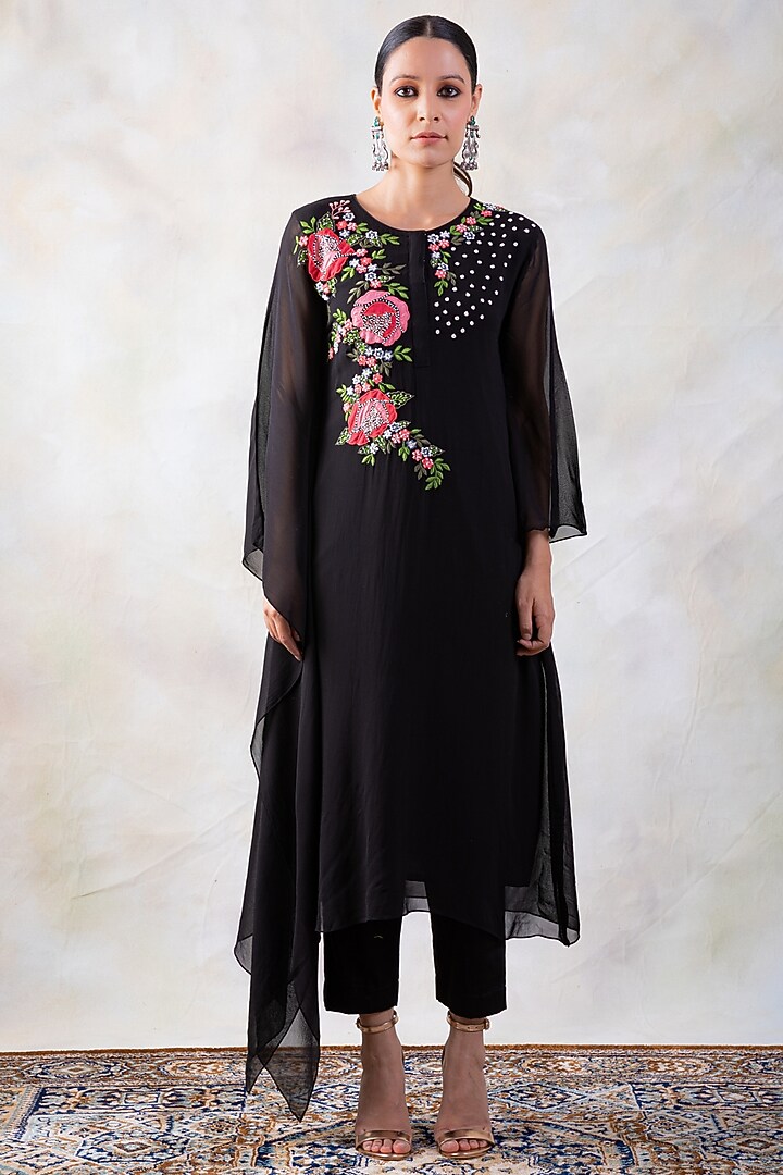 Black Embroidered Kurta Set by Baidehi at Pernia's Pop Up Shop