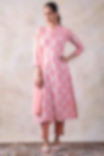 Blush Pink Embroidered Kurta Set by Baidehi at Pernia's Pop Up Shop