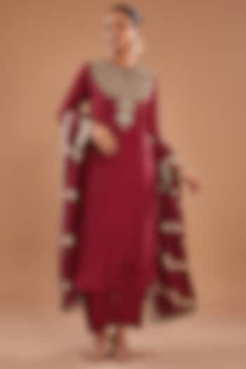 Maroon Bemberg Silk Dabka Embroidered Kurta Set by Baidehi at Pernia's Pop Up Shop