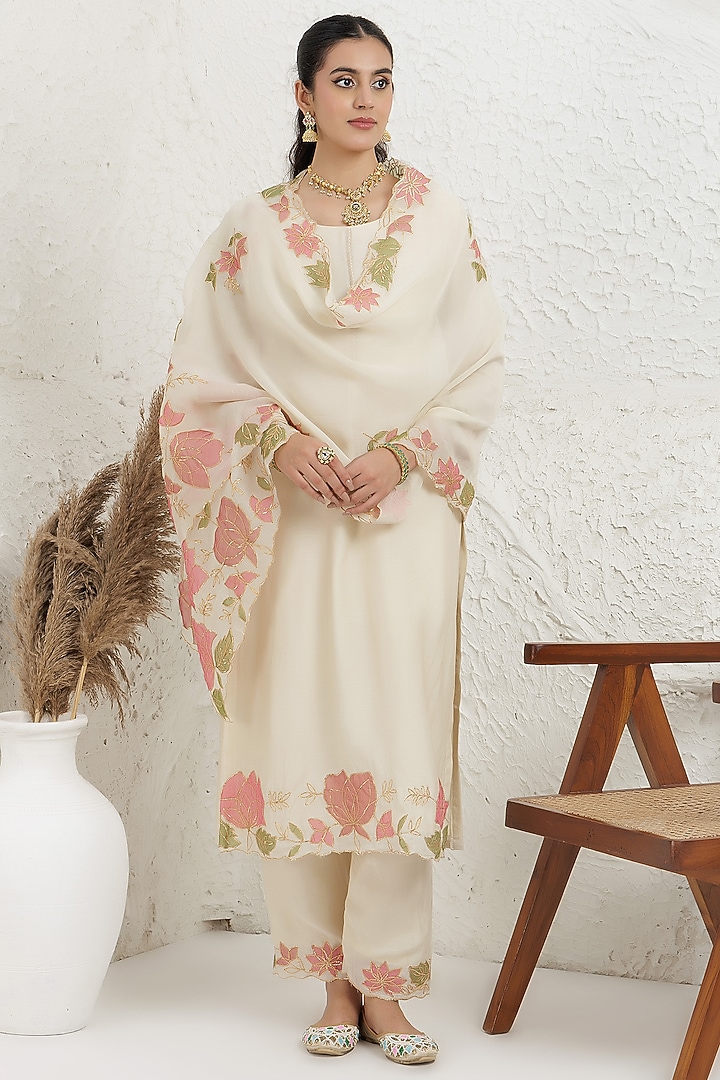 Off-White Silk Muslin Applique Embroidered Kurta Set by Baidehi at Pernia's Pop Up Shop
