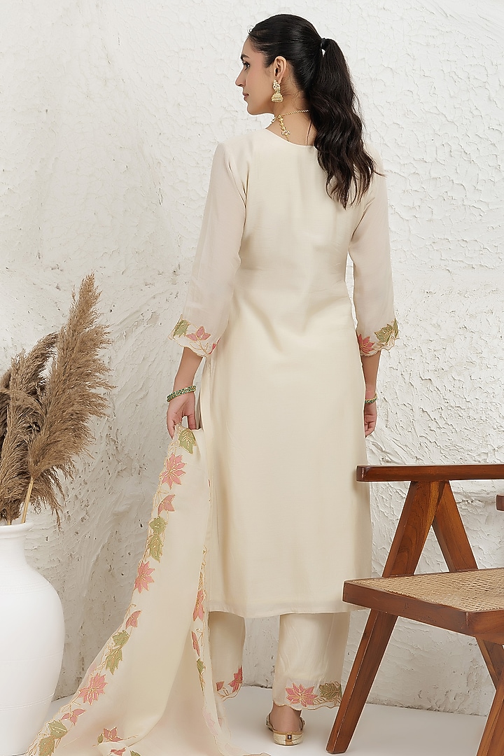 Off-White Silk Muslin Applique Embroidered Kurta Set by Baidehi at Pernia's Pop Up Shop