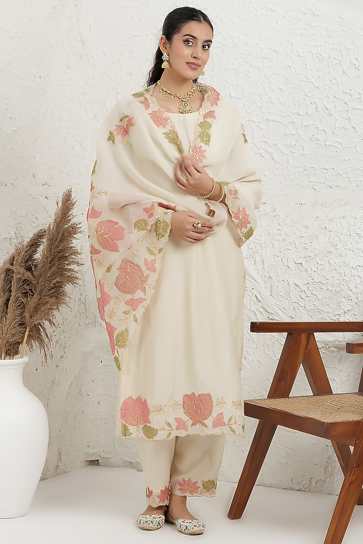 Off-White Silk Muslin Applique Embroidered Kurta Set by Baidehi at Pernia's Pop Up Shop
