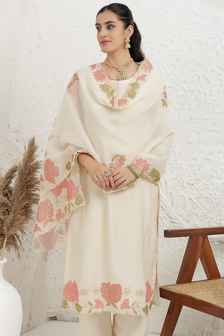 Off-White Silk Muslin Applique Embroidered Kurta Set by Baidehi at Pernia's Pop Up Shop