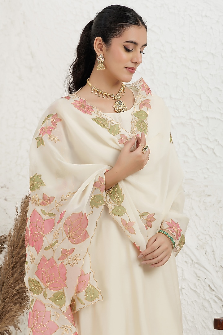 Off-White Silk Muslin Applique Embroidered Kurta Set by Baidehi at Pernia's Pop Up Shop