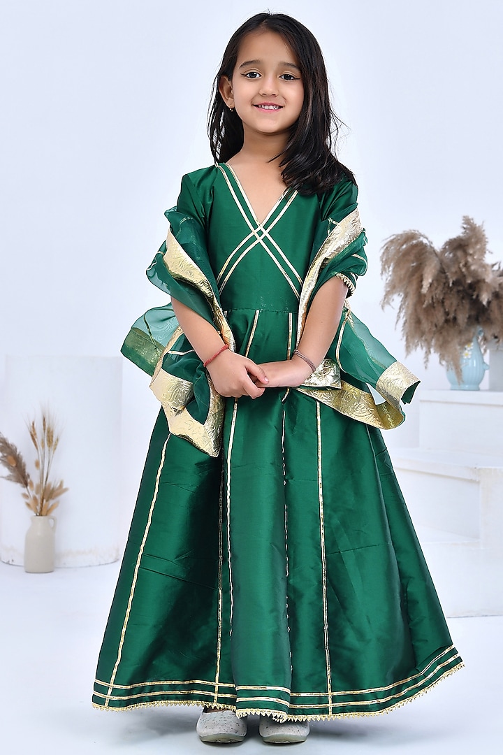 Emerald Green Taffeta Silk Gota Embellished Anarkali Set For Girls by Bannhi kids at Pernia's Pop Up Shop