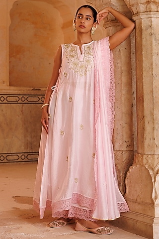Pink Chanderi Aari Embroidered Kurta Set by Bannhi by Priyanka Rathore