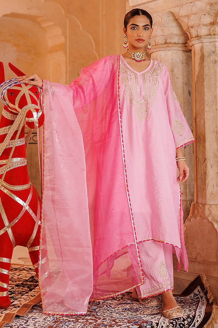 Pink Chanderi Aari Embroidered Kurta Set by Bannhi by Priyanka Rathore at Pernia's Pop Up Shop