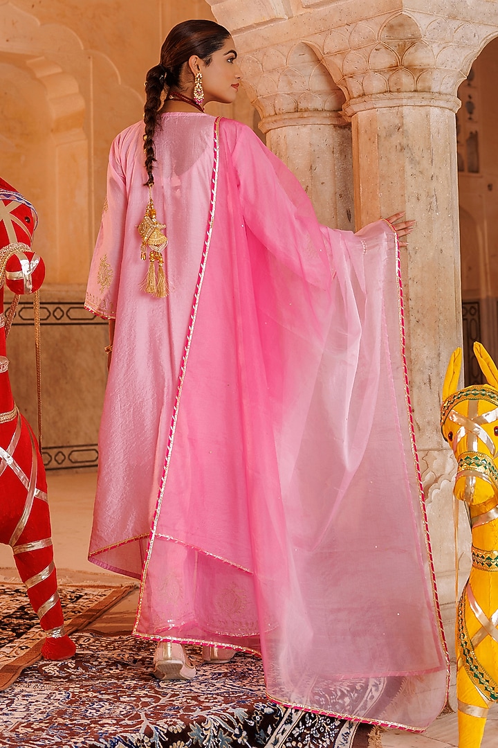 Pink Chanderi Aari Embroidered Kurta Set by Bannhi by Priyanka Rathore at Pernia's Pop Up Shop