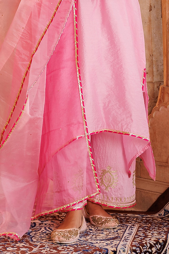 Pink Chanderi Aari Embroidered Kurta Set by Bannhi by Priyanka Rathore at Pernia's Pop Up Shop