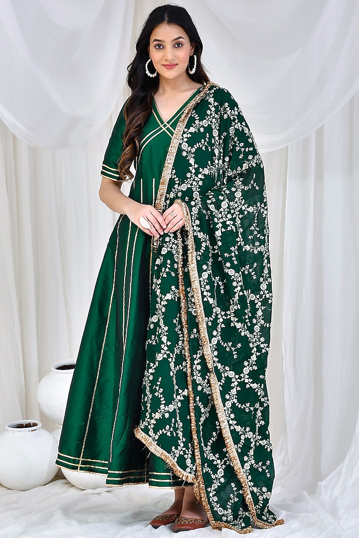 Emerald Green Taffeta Silk Gota Embroidered Anarkali Set by Bannhi at Pernia's Pop Up Shop