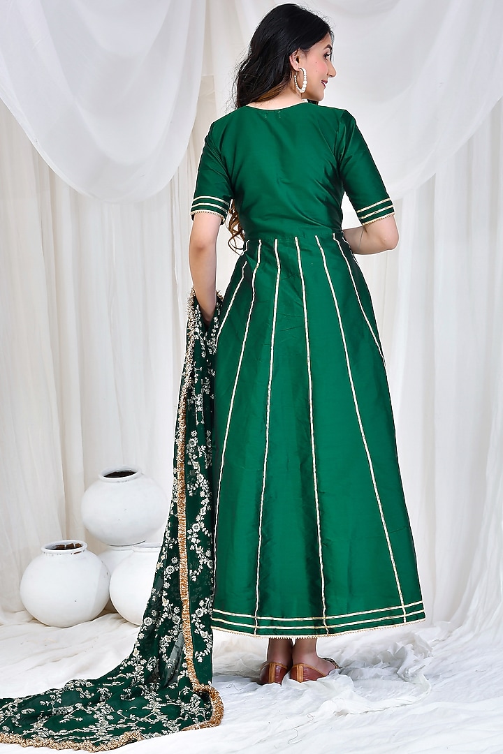 Emerald Green Taffeta Silk Gota Embroidered Anarkali Set by Bannhi at Pernia's Pop Up Shop 2026 Emerald Green Taffeta Silk Gota Embroidered Anarkali Set by Bannhi at Pernia's Pop Up Shop 2026
