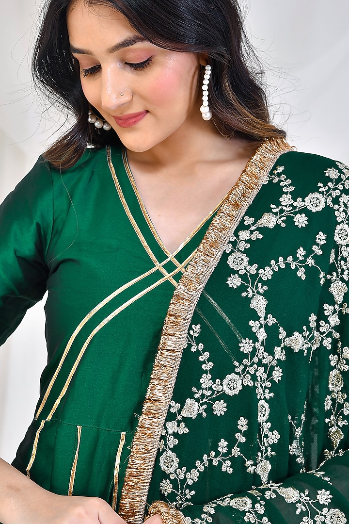 Emerald Green Taffeta Silk Gota Embroidered Anarkali Set by Bannhi at Pernia's Pop Up Shop 2026 Emerald Green Taffeta Silk Gota Embroidered Anarkali Set by Bannhi at Pernia's Pop Up Shop 2026
