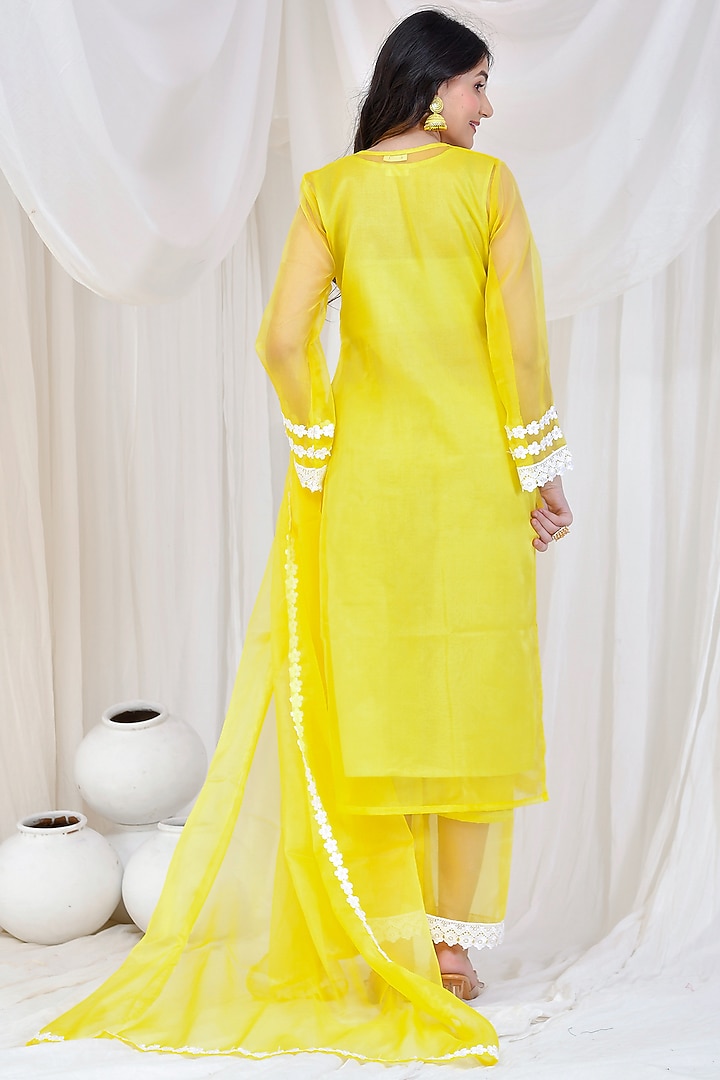 Yellow Organza Kurta Set by Bannhi by Priyanka Rathore at Pernia's Pop Up Shop