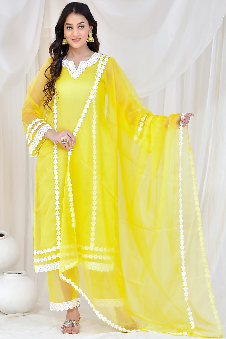 Yellow Organza Kurta Set by Bannhi by Priyanka Rathore at Pernia's Pop Up Shop