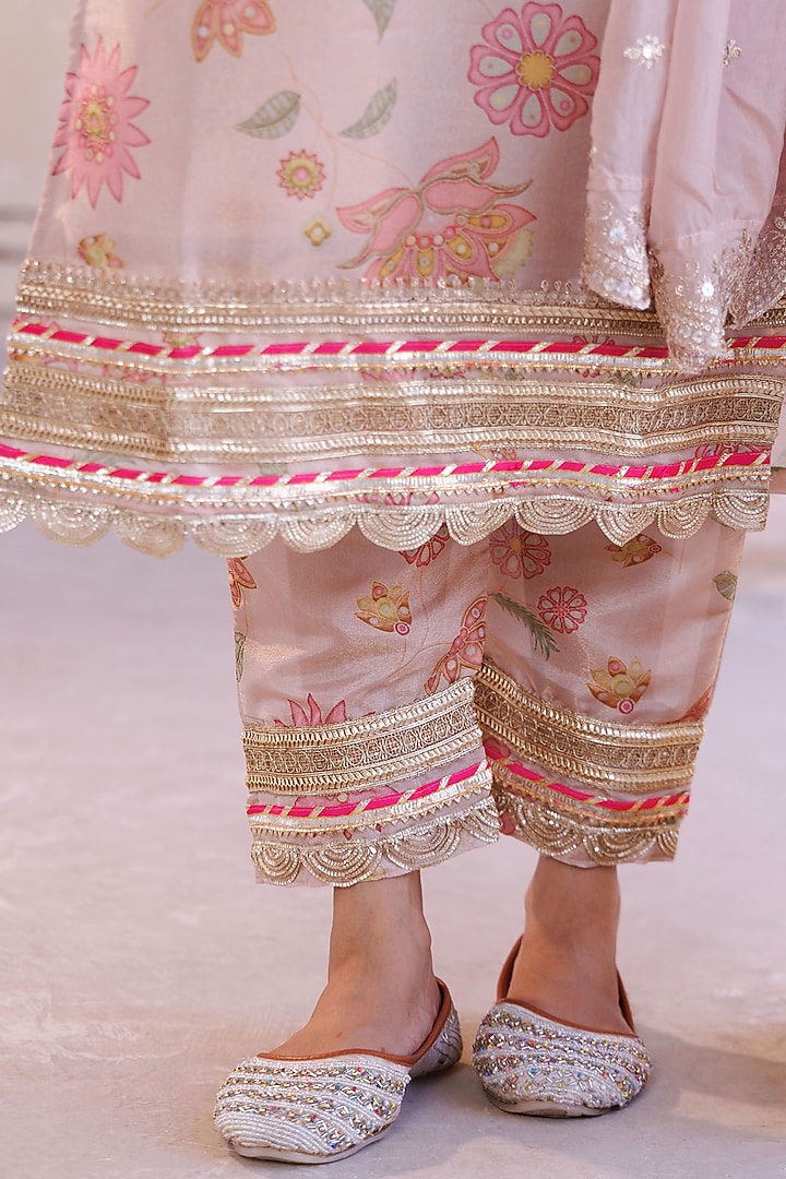 Pastel Pink Tissue Floral Printed & Lace Embellished Kurta Set by Bannhi by Priyanka Rathore at Pernia's Pop Up Shop