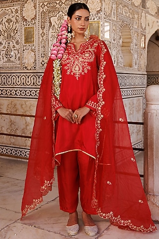 Red Silk Aari Embroidered Short Kurta Set by Bannhi by Priyanka Rathore