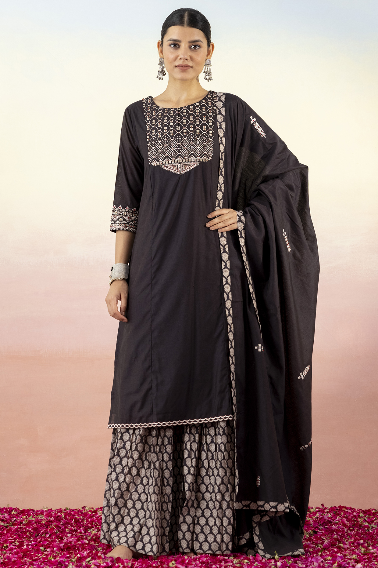 Black Embroidered Kurta Set by Basanti - Kapde aur Koffee at Pernia's Pop Up Shop