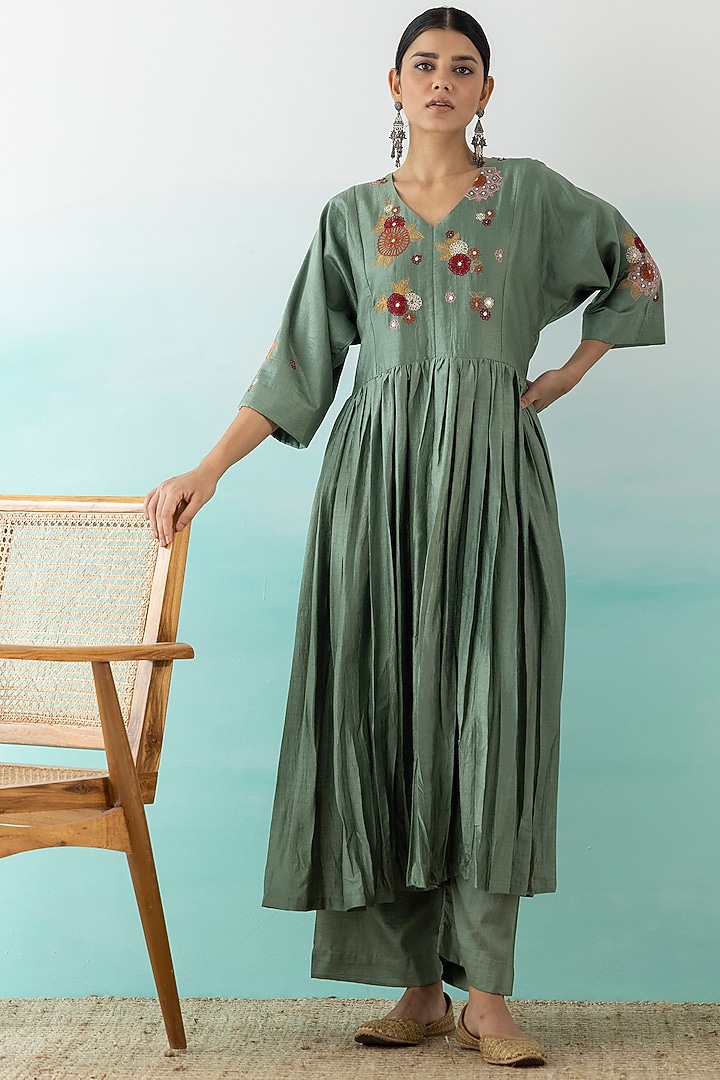 Fern Green Embroidered Kurta Set by Basanti - Kapde aur Koffee at Pernia's Pop Up Shop