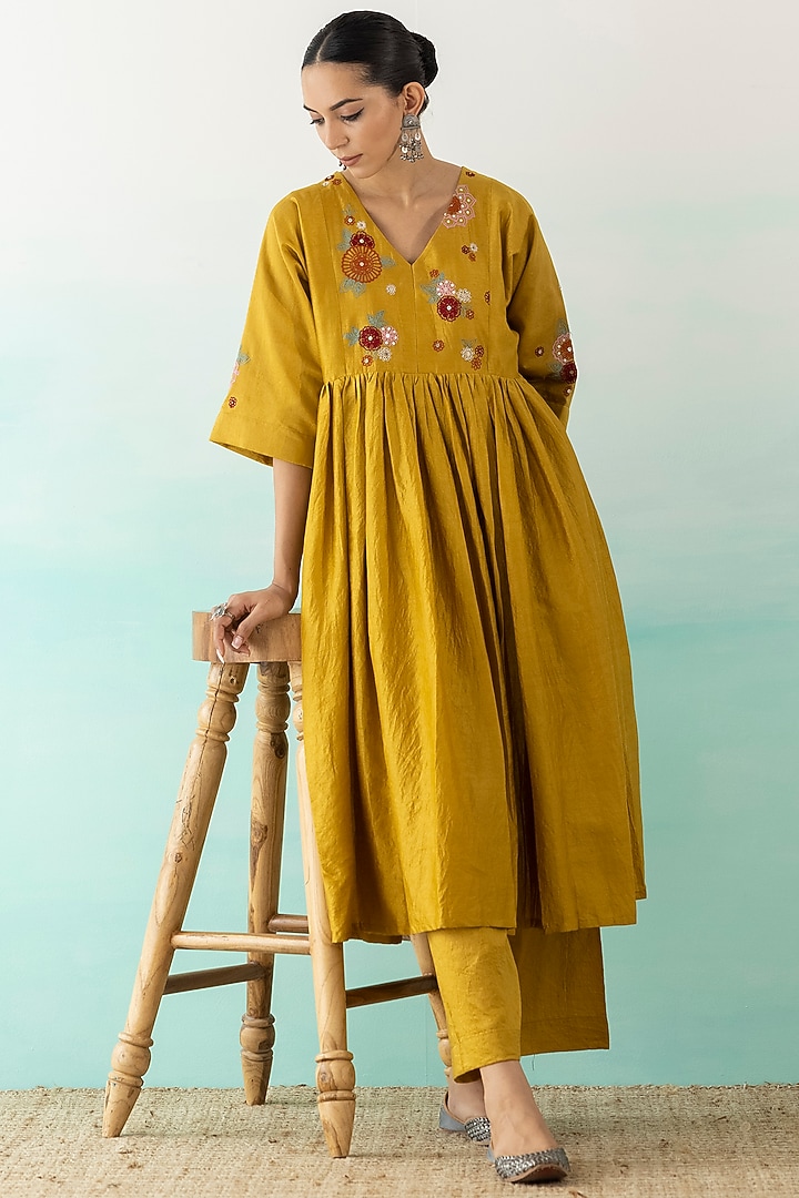 Yellow Kurta Set With Machine Embroidery by Basanti - Kapde aur Koffee at Pernia's Pop Up Shop