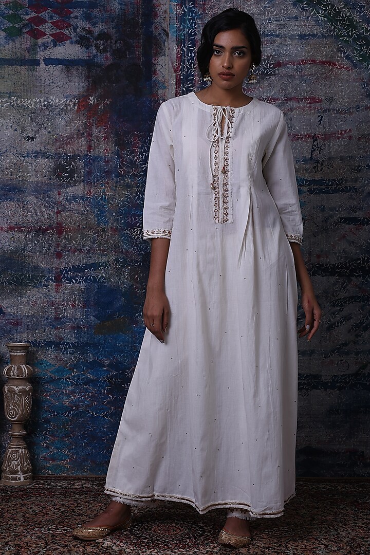 Off-White Nakshi Embroidered Kurta Set by Barahmasi at Pernia's Pop Up Shop